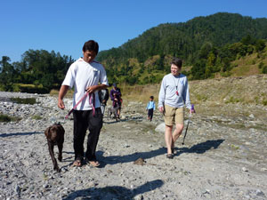 Lynn Martin clickertraining dogs in Nepal